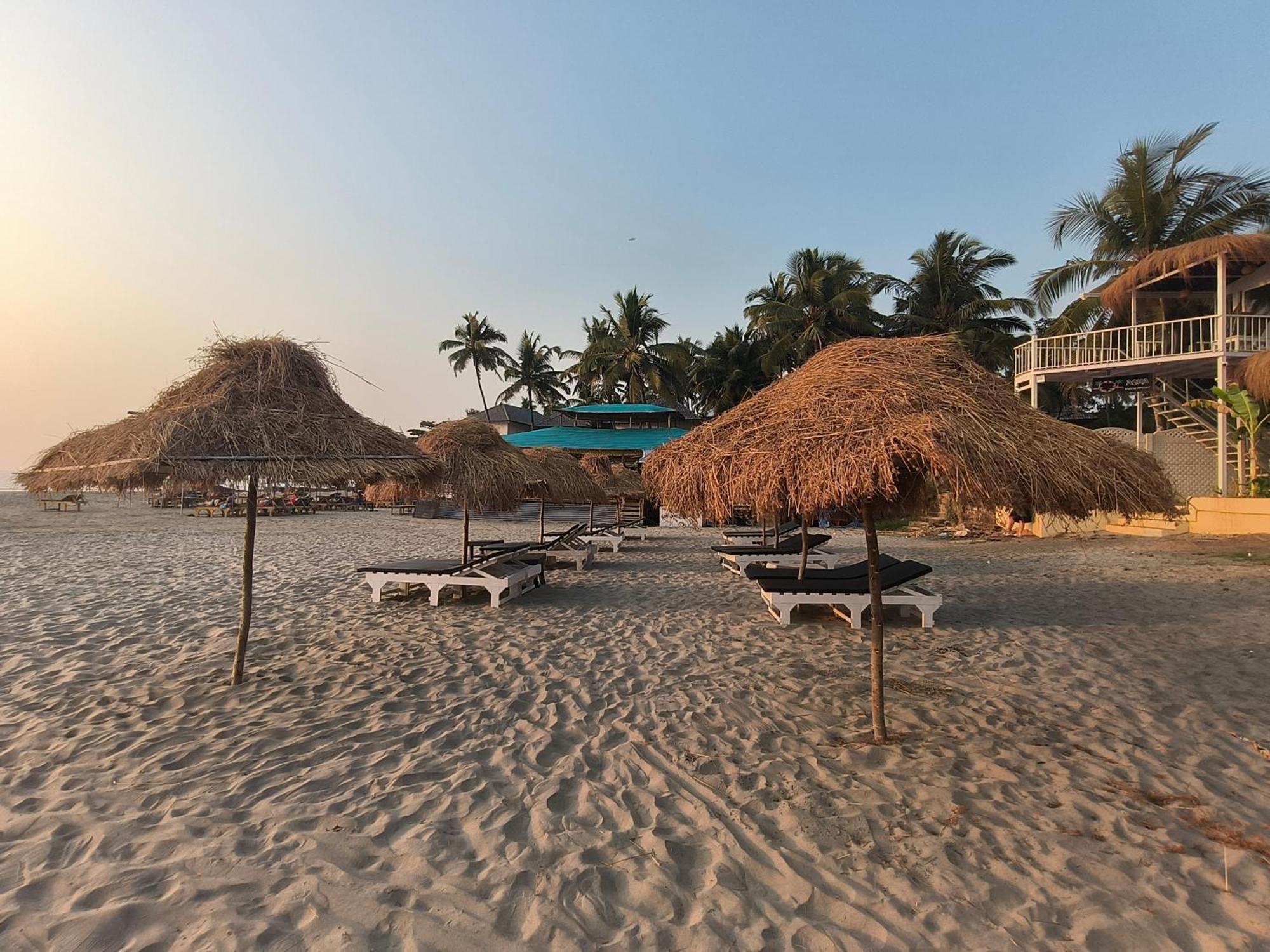 Aqua Beach Stays Ashwem Mandrem Buitenkant foto